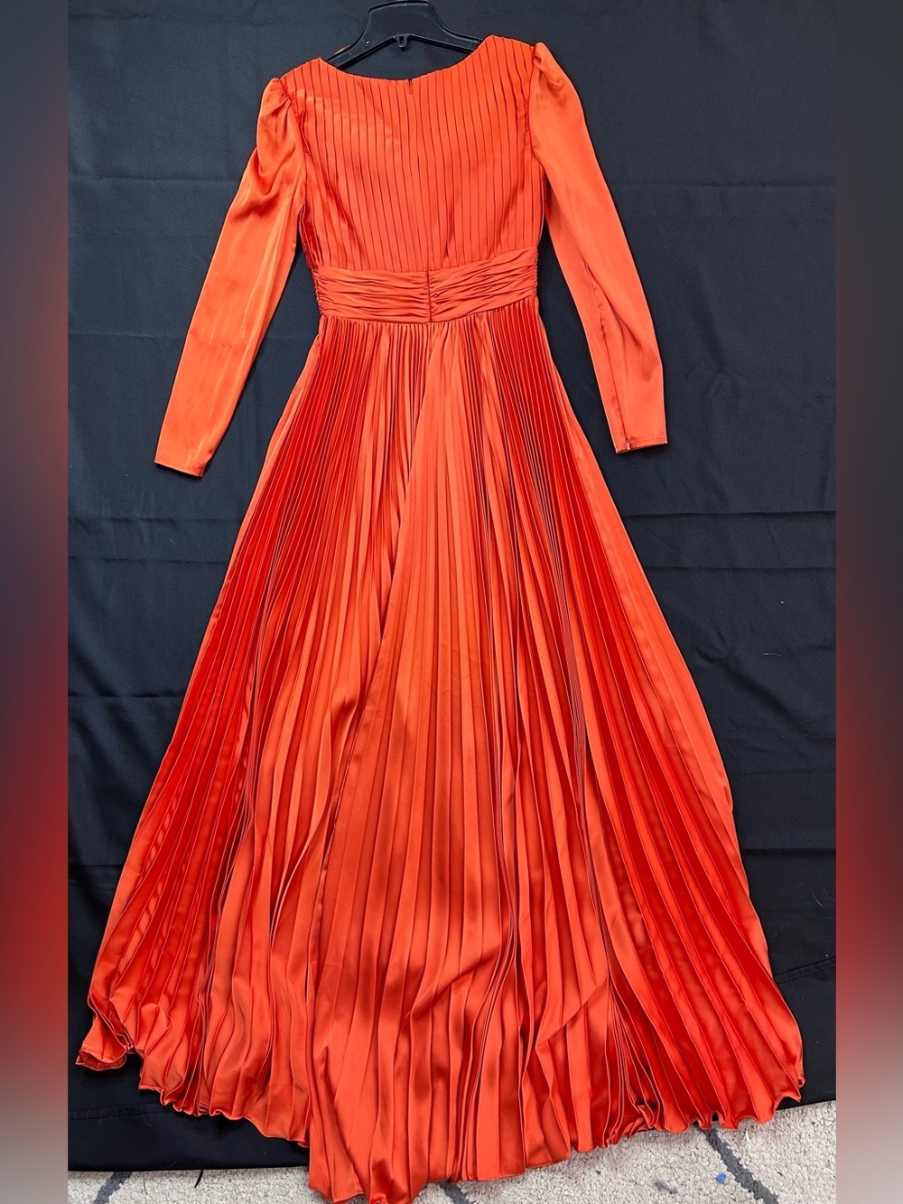 Mac Duggal 26542 NWOT Pleated Long Sleeve V-Neck Gown - Picture 3 of 4